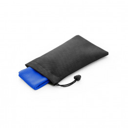 BERNAL. Полотенце для спорта из rPET с чехлом из нетканого материала