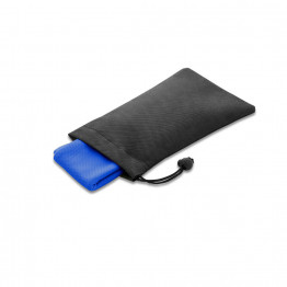 BERNAL. Полотенце для спорта из rPET с чехлом из нетканого материала